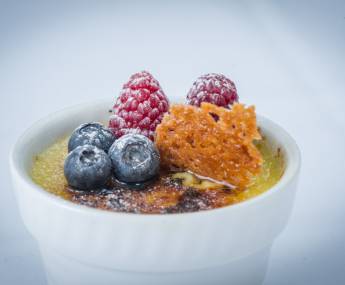 Creme Brulée with fresh fruits