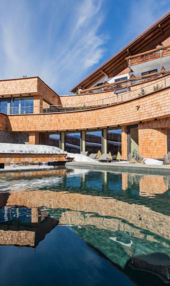 Hotelpool mit Schnee