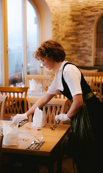 Mitarbeiterin im Panorama Restaurant beim Tisch eindecken
