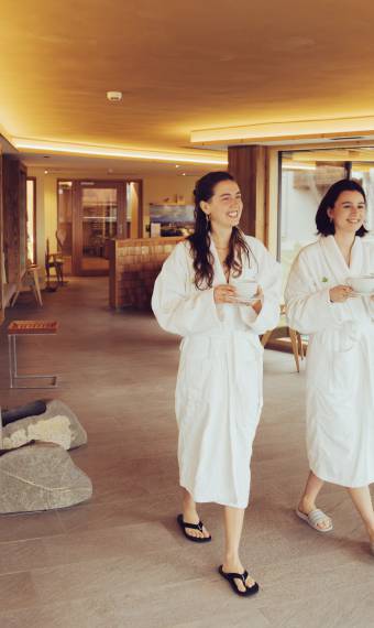 Mädels Auszeit in der Tee Lounge des Garten Spa im Biohotel Eggensberger