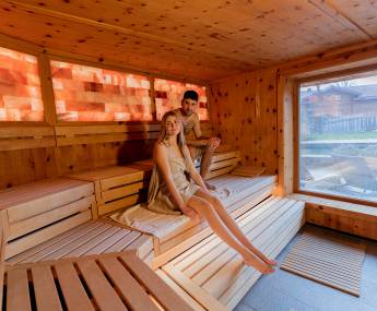 Frau und Mann in der Zirbensauna im Wellnesshotel im Allgäu