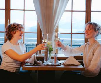 Bio-Weißwein zum Abendessen im Restaurant am Hopfensee