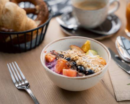 Frühstück: Müsli mit Früchten, Brotauswahl