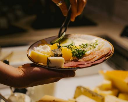 Bio-Frühstücksbuffet: Käse- und Wurstauswahl