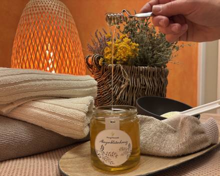 Honey dream massage in wellness