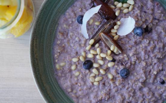 Erdmandel-Porridge mit bunten Beeren