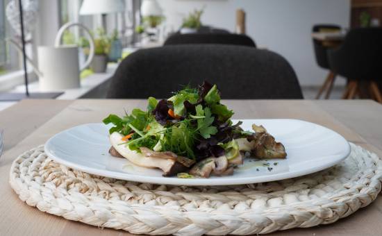 Salat von gebratenen Pilzen und Karotte