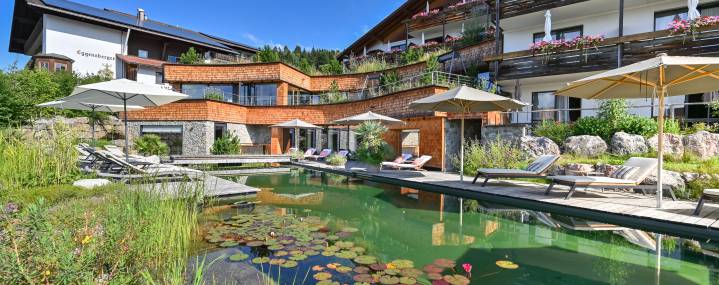 Biohotel Eggensberger mit Naturpool und Seerosen