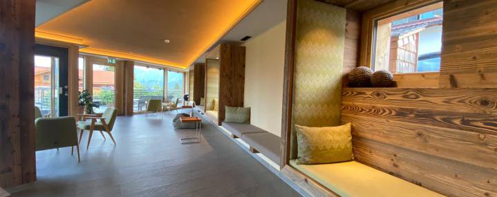 Kräuter Tee-Lounge mit Sitznischen im oberen Saunabereich im Wellnesshotel im Allgäu