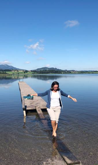 Steg im Hopfensee mit Frau