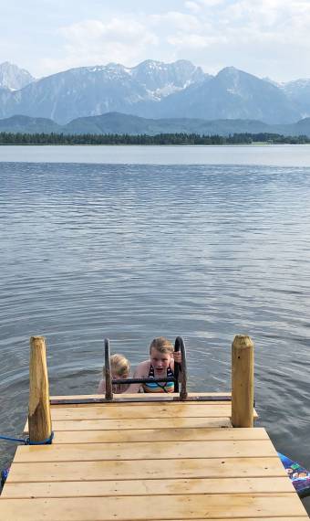 Kinder baden im See