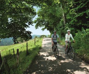 Paar fährt Fahrrad im Allgäu