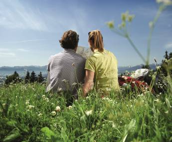 Paar sitz auf der Wiese beim Wandern