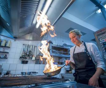 Restaurant Koch Feuer Pfanne
