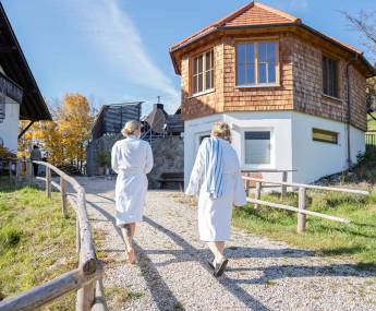 Kneipp Badehaus mit Frauen im Bademantel