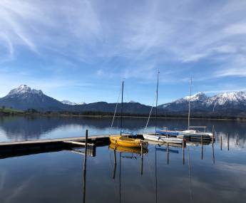 Seegelboote am Hopfensee in Bayern