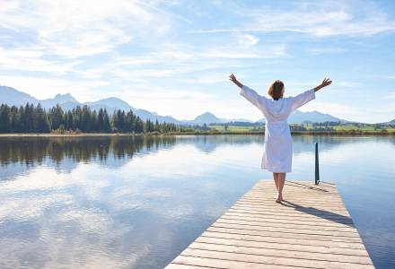 Frau im Bademantel am See