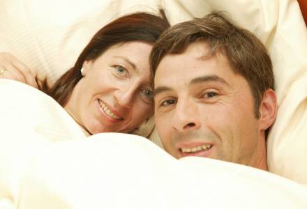 Mann und Frau im Bett