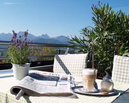 Terrasse mit Ausblick auf Hopfensee und Berge