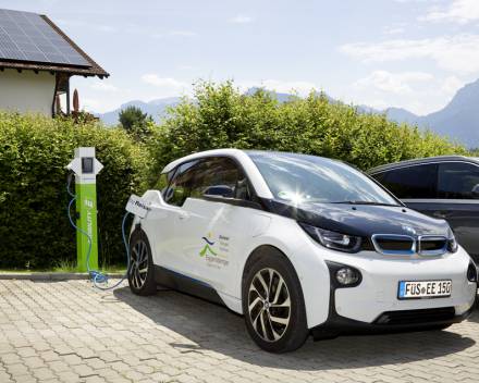 E-Mobilität: BMWi3 mit Sonnenstrom-Ladesäule