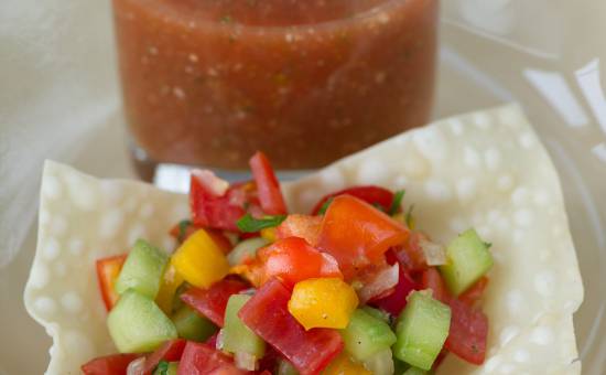 Gazpacho | kalte Gemüsesuppe an mediterranem Gemüsesalat