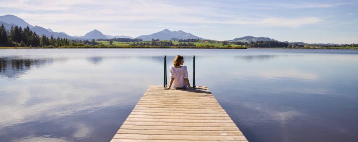 Frau auf Steg am Hopfensee