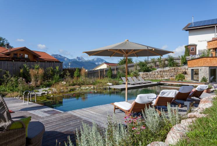 Naturpool mit Blick auf die Berge