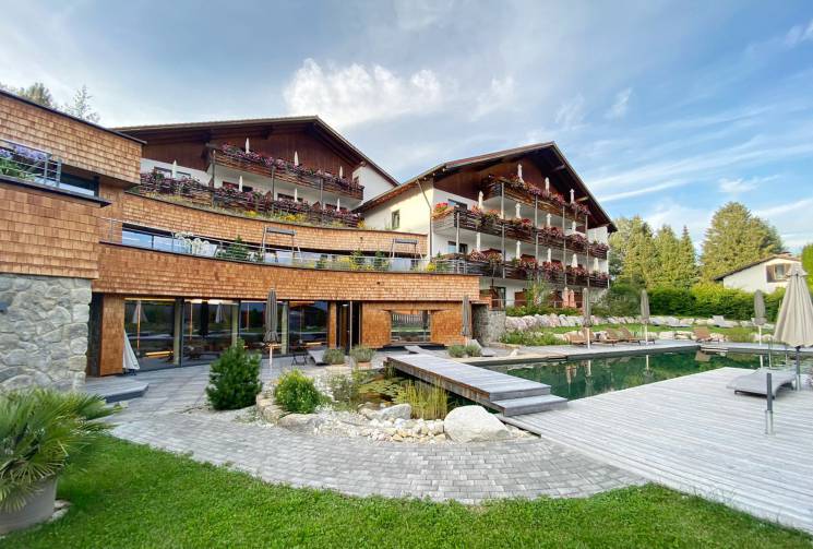 Hotel Eggensberger Allgäu von Aussen mit Schwimmteich