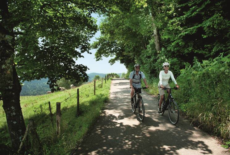 couple on bike in allgäu hotel eggensberger