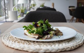 Salat von gebratenen Pilzen und Karotte, Bild 1/1