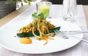 Zucchini-Nudeln mit Romesco Soße, Bild 1/1