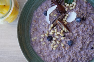 Erdmandel-Porridge mit bunten Beeren, Bild 1/1