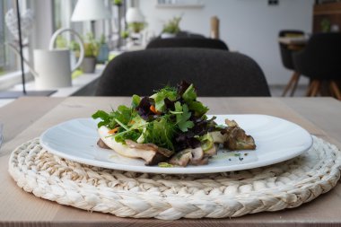 Salat von gebratenen Pilzen und Karotte, Bild 1/1