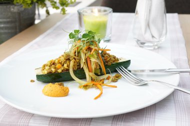Zucchini-Nudeln mit Romesco Soße, Bild 1/1