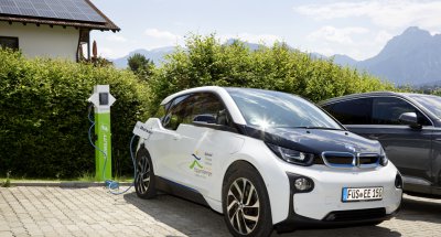 E-Mobilität: BMWi3 mit Sonnenstrom-Ladesäule|Biohotel Eggensberger/S. Lang