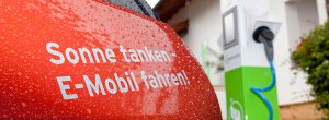 Elektro-Fahrzeug mit Ladesäule