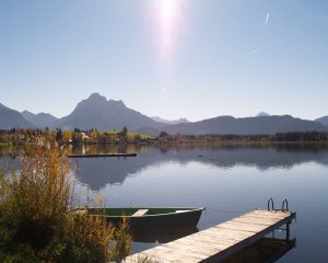 Hopfensee mit Steg und anlegendem kleinen Boot